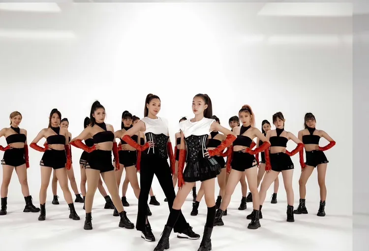 郭台銘夫人曾馨儀與14歲女兒妞妞。