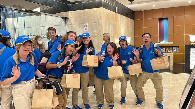 純金之聲同學拿到宵夜開心合影。文化總會提供