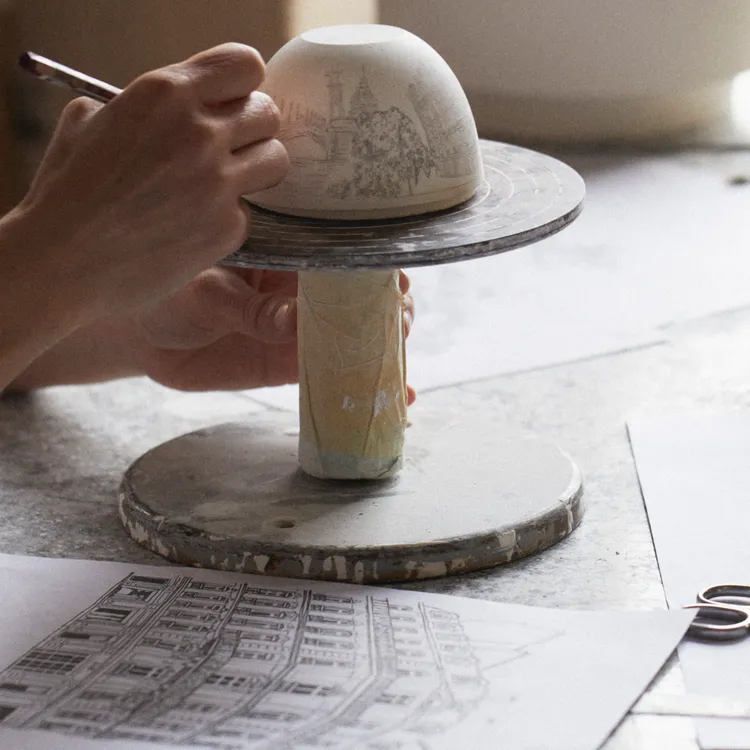 每款都需經過1400度高溫，以及多道工藝程序製成。品牌提供