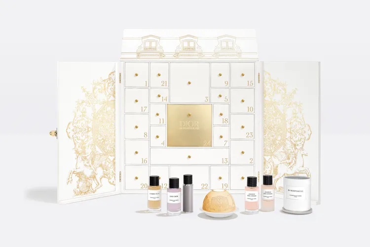 Dior 2023典藏聖誕倒數月曆，猶如迷你的微型的Dior蒙田大道30號旗艦店，12萬元。品牌提供