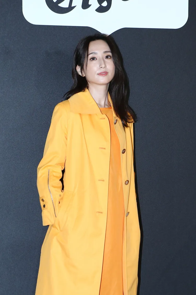 柯佳嬿表示很少嘗試全身亮的穿搭。攝影中心攝