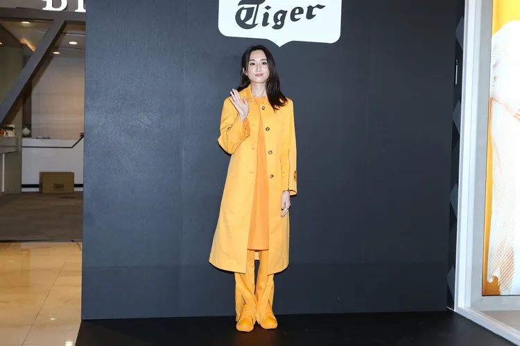 柯佳嬿今身著鬼塚虎OTIGER系列服裝亮眼登場，風衣外套2萬2800元、開衩長褲6880元、ＣCourt休閒鞋7080元、。攝影中心攝