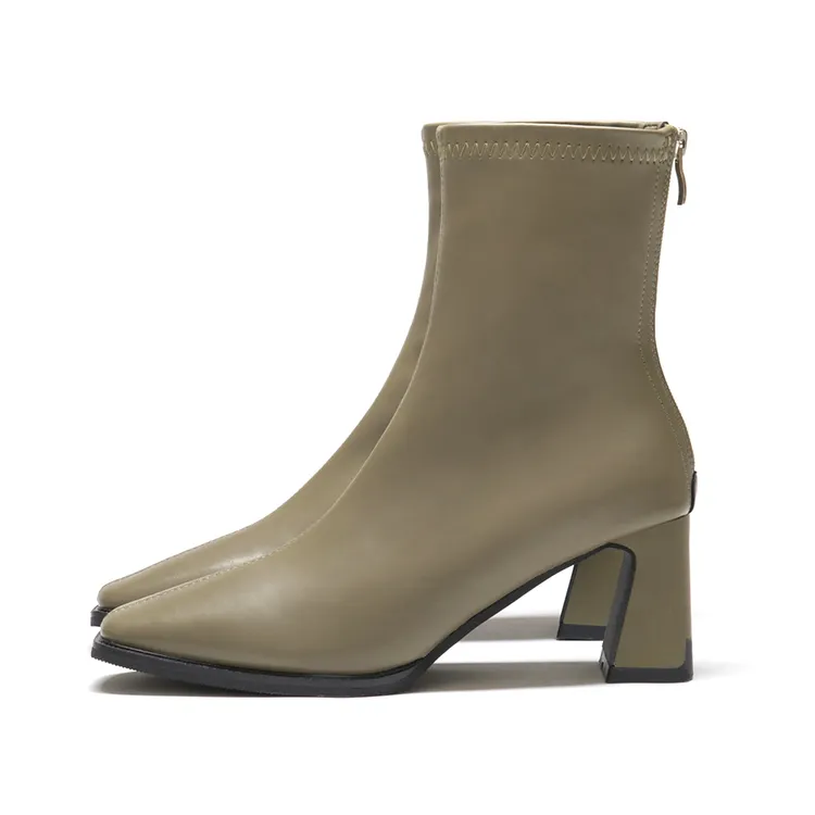 素面方頭高跟瘦瘦靴，1680元。品牌提供