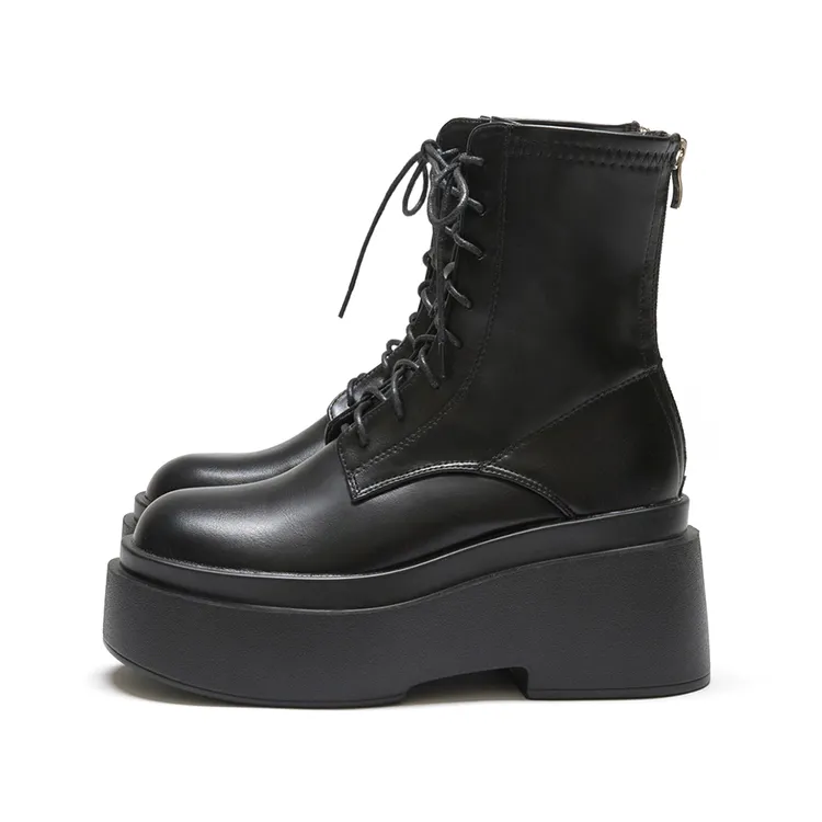 Plus級加厚鬆糕底綁帶短靴，1780元。品牌提供