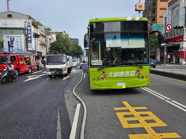 公車駕駛及乘客均未受傷。翻攝畫面