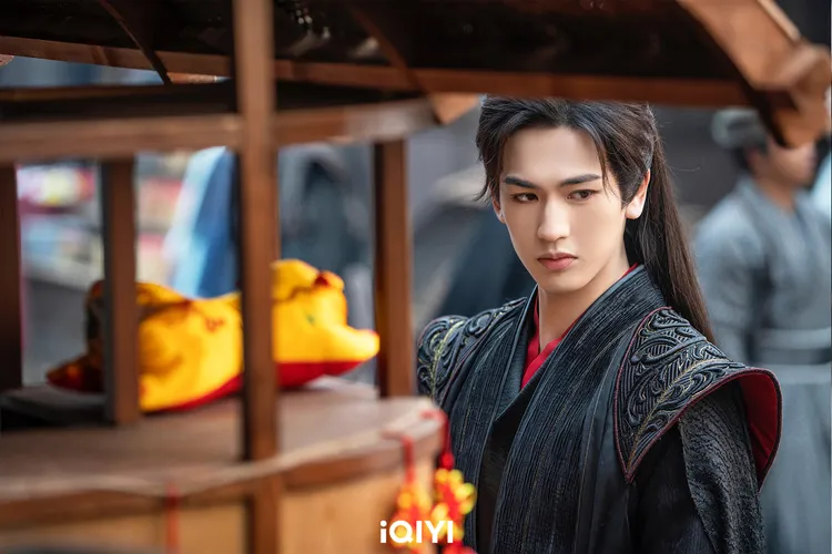 黑化後的張凌赫以黑色造型為主，為陰暗冷酷、帶著邪魅感的角色 。 愛奇藝國際站提供