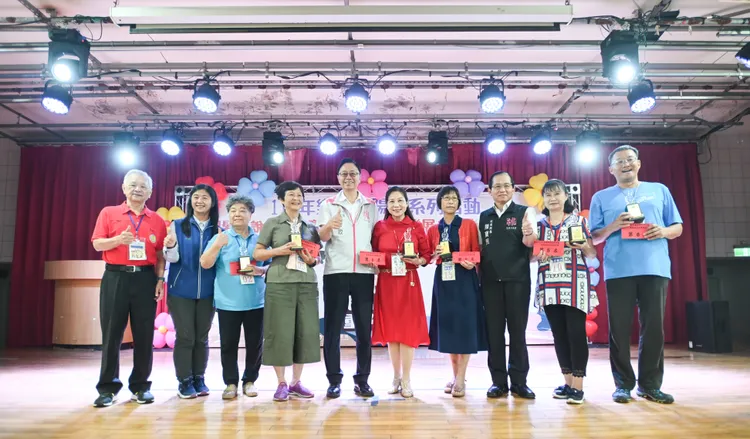 張善政表揚銀髮族說故事比賽優勝得獎者。桃園市府提供