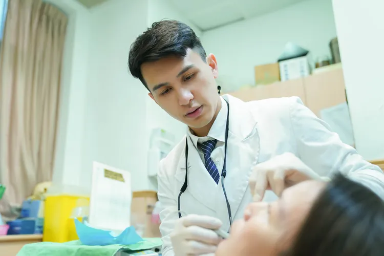 醫師何承翰提醒，異物掉入鼻竇未及時處理，可能感染眼窩感染甚至失明。台北慈濟提供