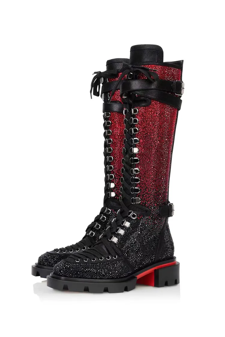 Christian Louboutin特別訂製紅黑色漸層水晶Our Sand and Glory長靴耗時3、4個月才完成。品牌提供