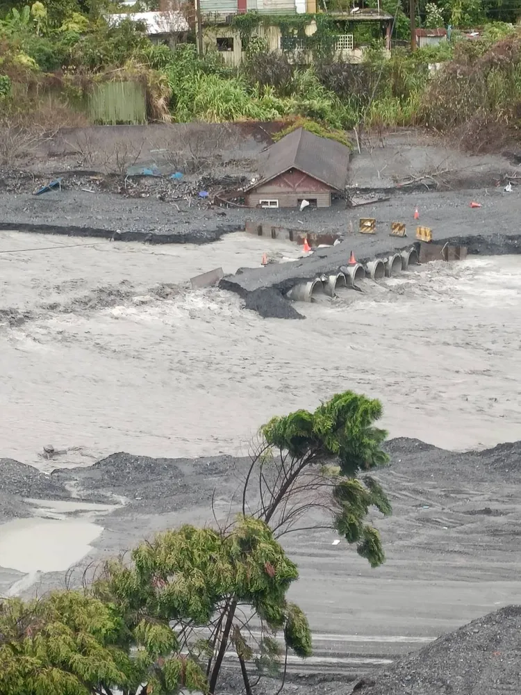 塔羅灣溪便道被溪水沖毀，造成馬赫坡部落交通中斷。民眾提供
