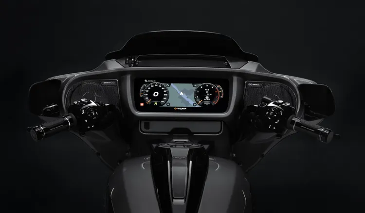 2023年式Harley-Davidson CVO全面搭載12.3吋TFT全彩顯示螢幕與防反光鏡面，並具備無線Apple Carplay / Android Auto功能。原廠照片