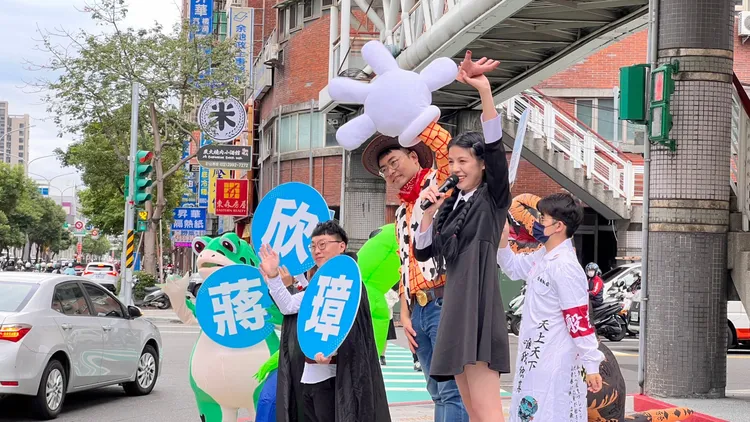 「最美背後靈」新北市議員戴湘儀情義相挺，希望大家給新人一個機會。競辦提供