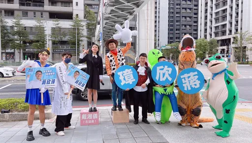 「最美背後靈」萬聖節獻聲助陣 蔣欣璋變身牛仔胡迪站路口吸目光