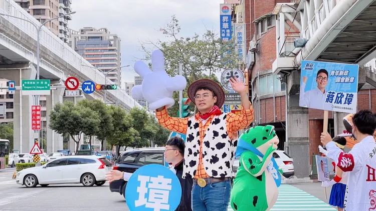 國民黨立委參選人蔣欣璋變裝站路口，傳遞萬聖節歡樂氣氛。競辦提供
