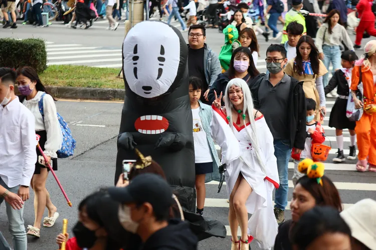有民眾打扮成宮崎駿動畫《神隱少女》中的無臉男。彭欣偉攝