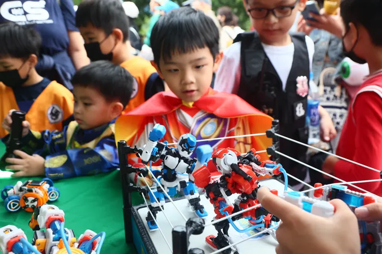 萬聖節嘉年華活動多元，小朋友玩得相當專注。彭欣偉攝