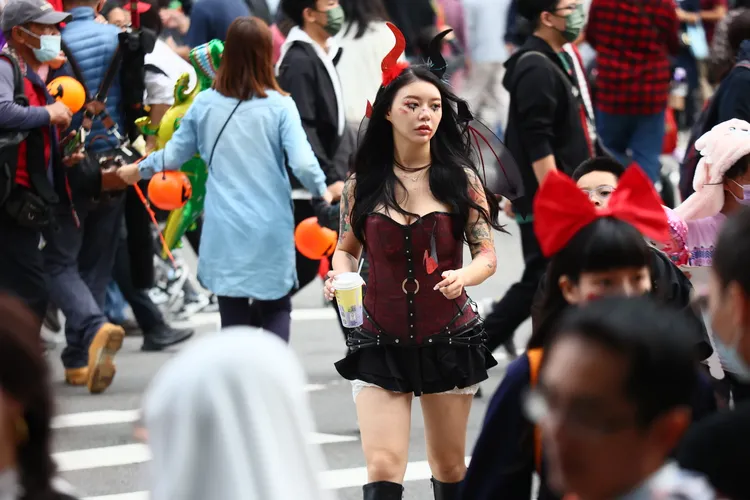 民眾精心打扮參加萬聖節嘉年華。彭欣偉攝