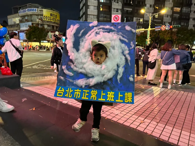 小朋友扮成小犬颱風。彭欣偉攝