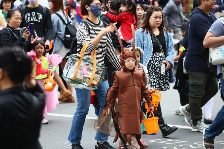 小朋友扮成喜愛的昆蟲上街討糖。彭欣偉攝
