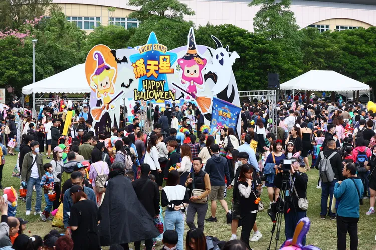 滿天星搞鬼迷宮尋寶之旅。彭欣偉攝