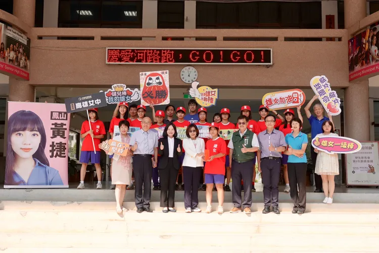 高雄市議長康裕成今日慰勞日前以首支全女力參賽黑豹旗的棒球隊。議會提供