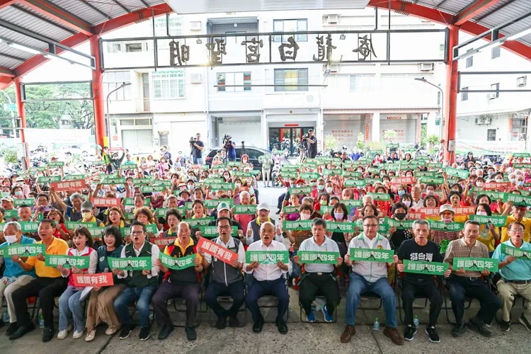 蘇貞昌為李昆澤站台，並於民眾合影。李昆澤服務處提供