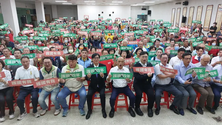 蘇貞昌為賴瑞隆站台，並於民眾合影。凃建豐攝