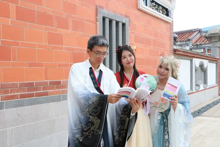 五股守讓堂「傳花吟詩．品茗賞樂」系列活動，提供免費漢服體驗。館方提供