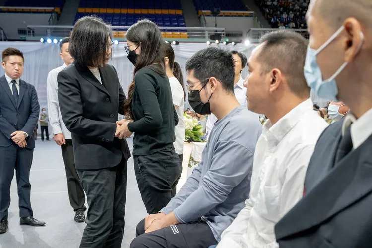 蔡英文向家屬慰問致意。總統府提供