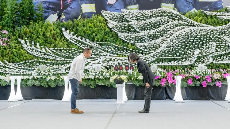 蔡英文向殉職消防弟兄的家屬致敬。總統府提供