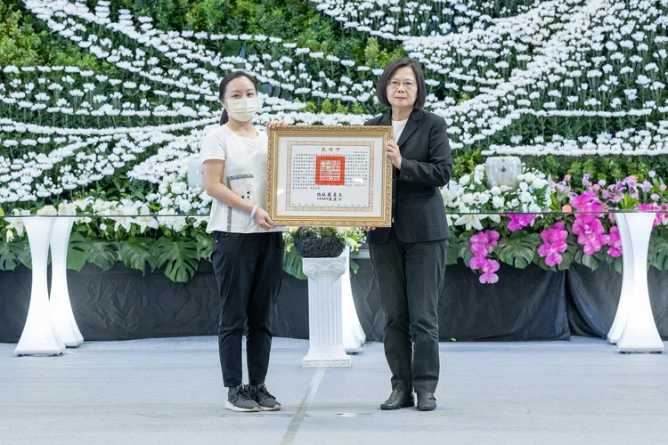 蔡英文頒發褒揚令，由家屬代表接受。總統府提供