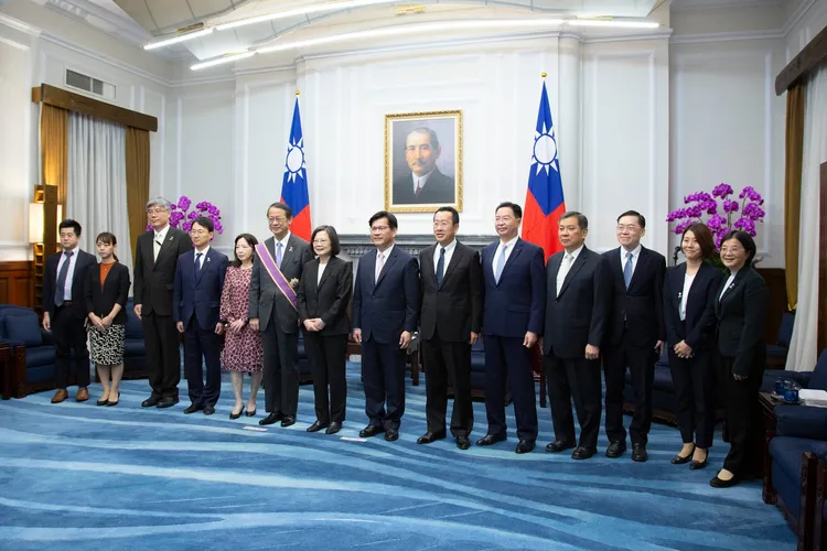 蔡英文頒贈泉裕泰勳章合影。總統府提供