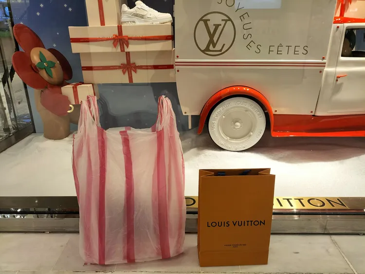 歐洲買LV怕被偷，裝進台灣特產袋。翻攝臉書「歐洲自由行全攻略」