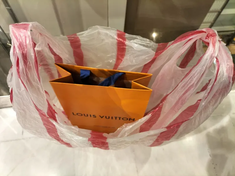 歐洲買LV怕被偷，裝進台灣特產袋。翻攝臉書「歐洲自由行全攻略」