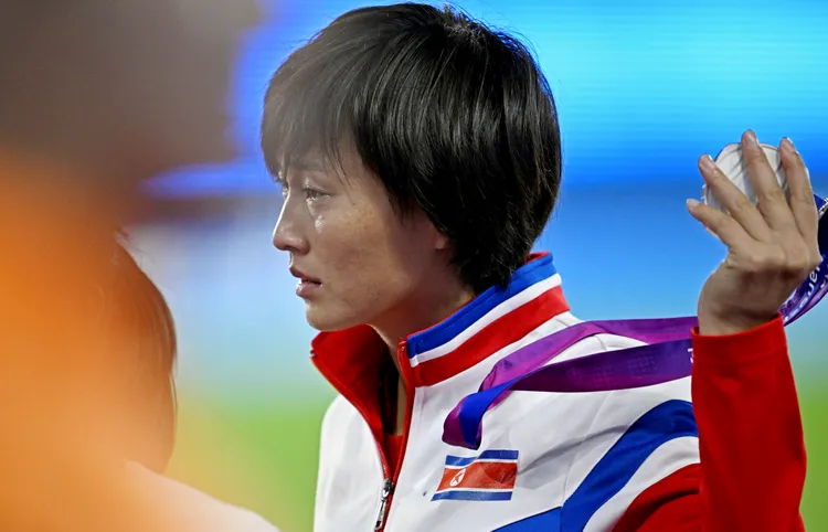 球員怒摘獎牌。新華社