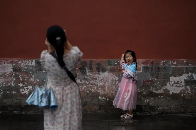 建議中國政府把錢花在支持家庭的實際收入增長和福利項目；圖為北京。美聯社