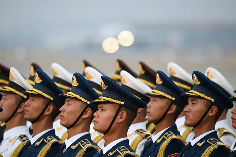 解放軍三軍儀仗隊，今天在北京首都機場，迎接各國政要訪中參加一帶一路峰會。美聯社