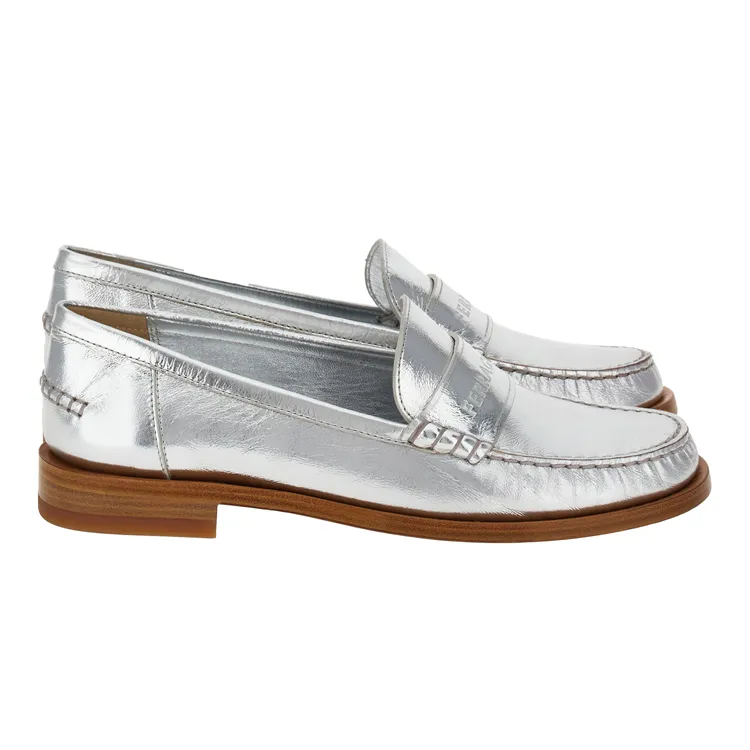 女士LOGO壓紋銀色平底樂福鞋，3萬3900元。品牌提供