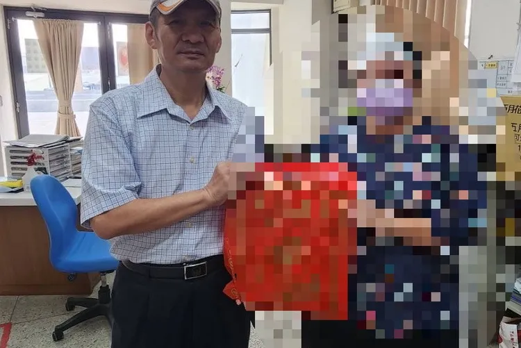 李女日前執行救護不慎撞破頭，消防局專委特別前往慰問。讀者提供