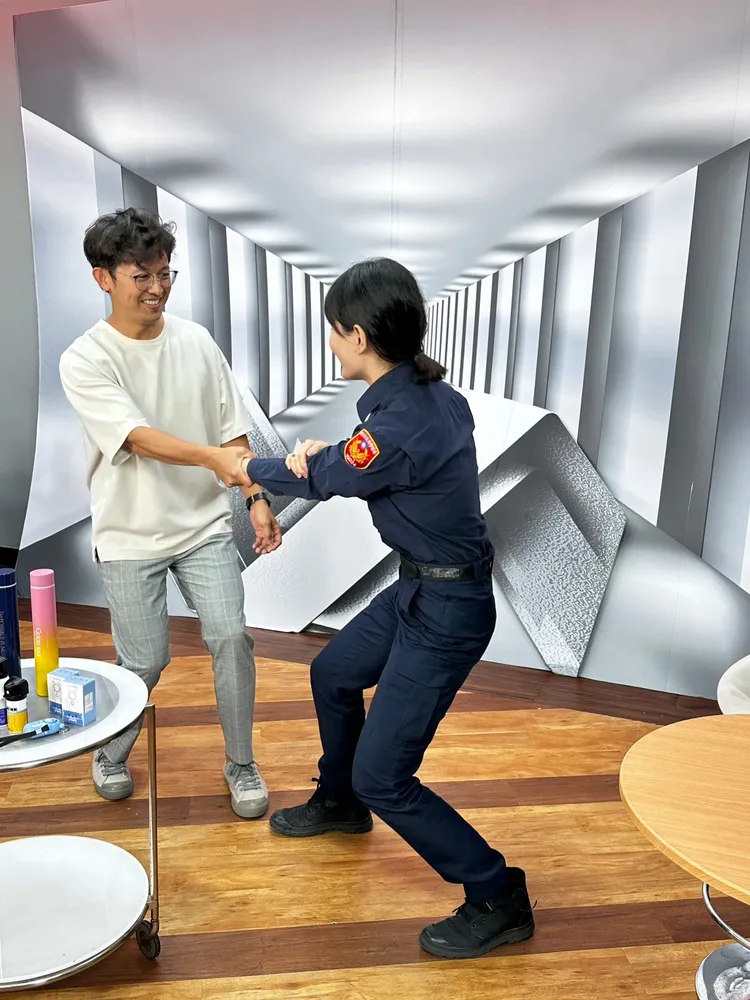 現場示範防身術教學。翻攝畫面