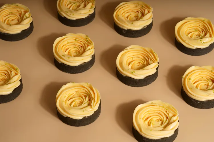 creammm.t「黑金閃耀」家常檸檬塔，蘊含用心與匠心的細膩製作，展現最簡單純粹的美好。業者提供