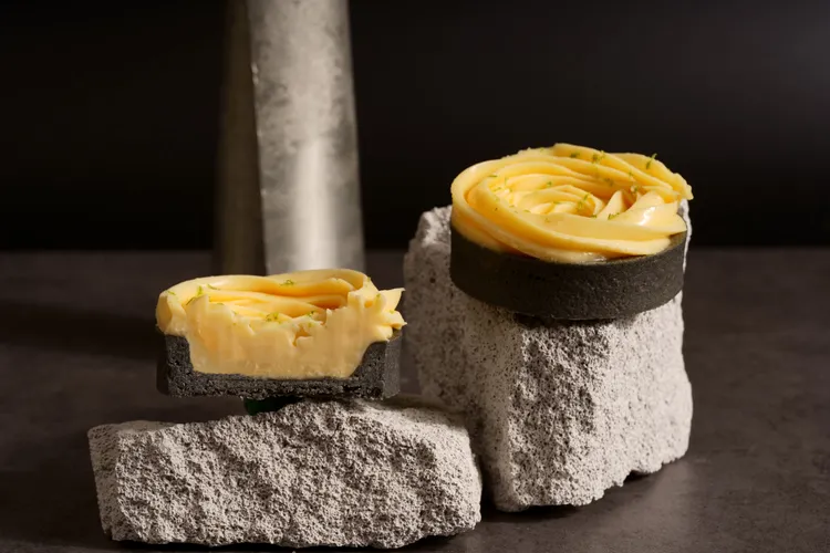 佐入天然竹炭粉，顛覆既往對檸檬塔的印象。業者提供