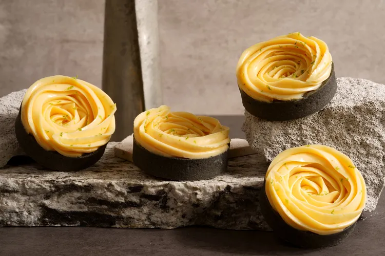 黑曜石調般的塔皮底座，酥脆適口的美好讓人難以忘懷。業者提供