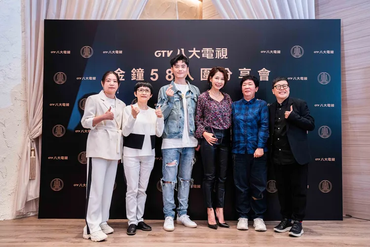 《她和她的她》主創團隊總監製葉如芬（右起）、編劇溫郁芳、丁寧、李程彬、導演卓立、總監辛舒蓓。八大提供