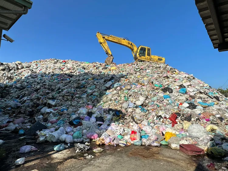 埔里垃圾堆積如山，臭氣沖天。翻攝臉書社團「埔里人」