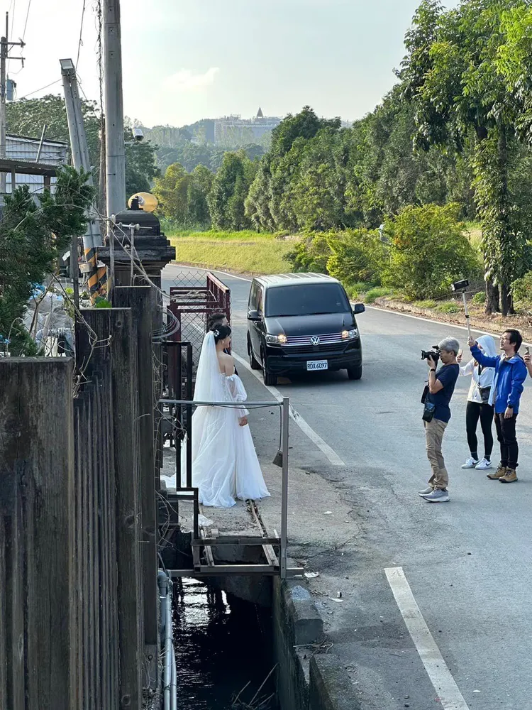這對新人帶著攝影師從台北南下到埔里垃圾山拍婚紗。翻攝臉書社團「埔里人」
