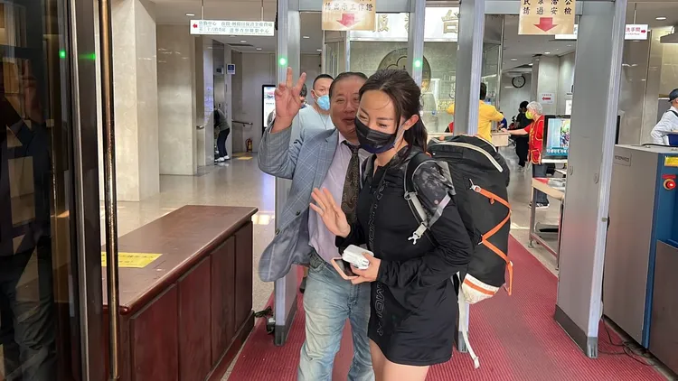 台北地檢署上次傳喚曾格爾父女，曾父面對鏡頭開心比ya。資料照片