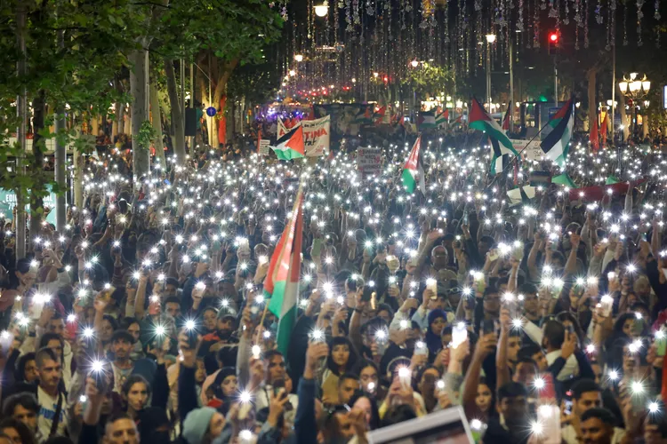 西班牙大城巴塞隆納支持巴勒斯坦的群眾。路透社