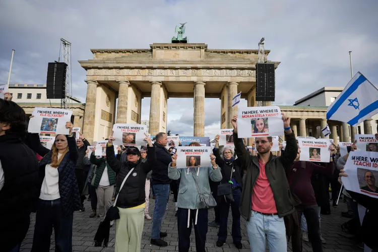 支持以色列的群眾手持人質海報。路透社