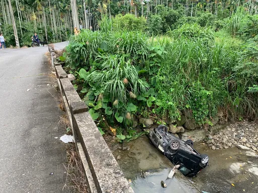 過橋茫撞護欄墜6米深溪床　車翻人命大！酒駕男竟僅輕傷